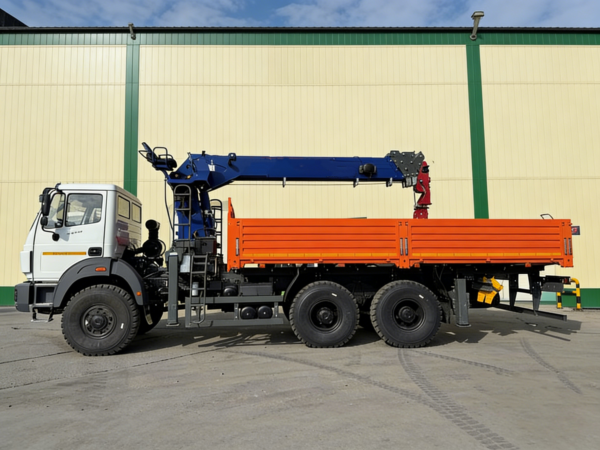 Beiben 6×6 service truck with boom crane
